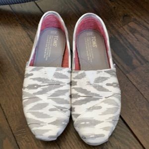 Classic grey ikat toms